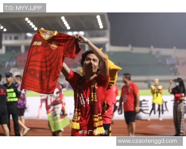 足球球星谢场背后的感人故事与精彩瞬间解析 足球球星谢场背后的感人故事与精彩瞬间解析